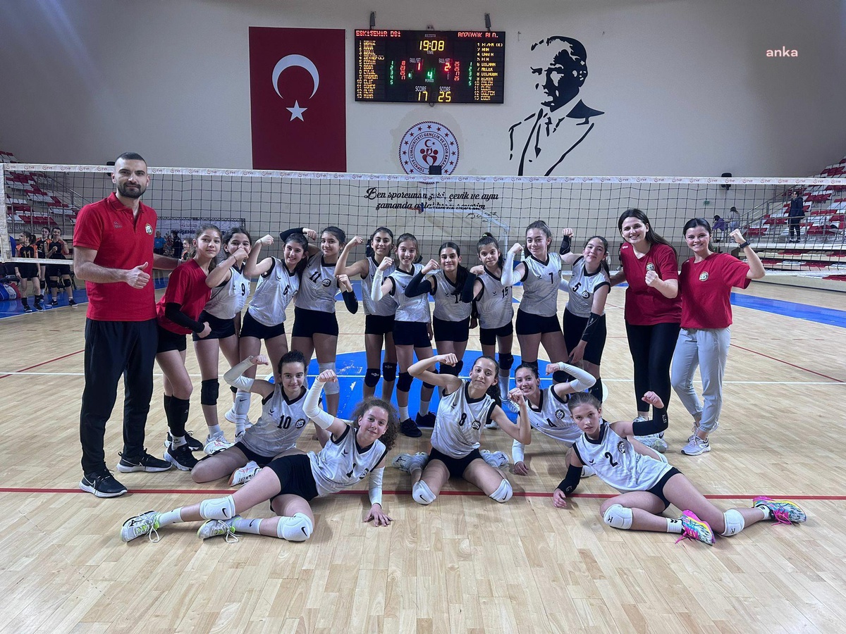 Bozüyük Belediyesi Midi Kız Voleybol Takımı Türkiye\'nin en iyi 32 takımı arasında