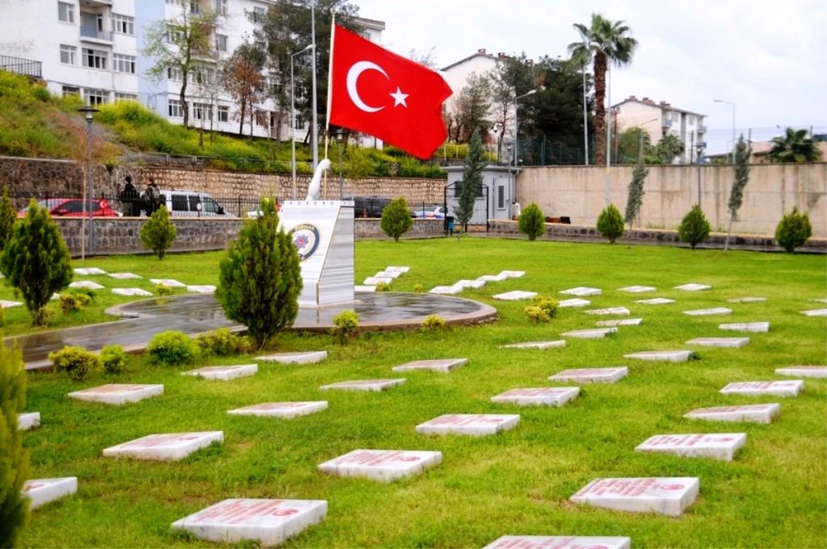 Cizre\'de 7 yıl önce terör örgütü PKK\'nın saldırısında şehit düşen 12 polis anıldı
