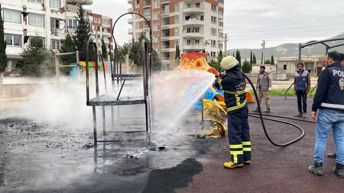 Çocuk oyun alanında korkutan yangın