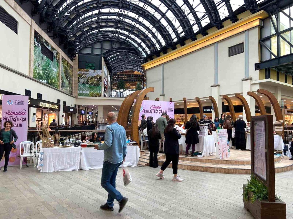 Depremzede kadınlar için \'umutlar paylaştıkça çoğalır\' sergisi açıldı