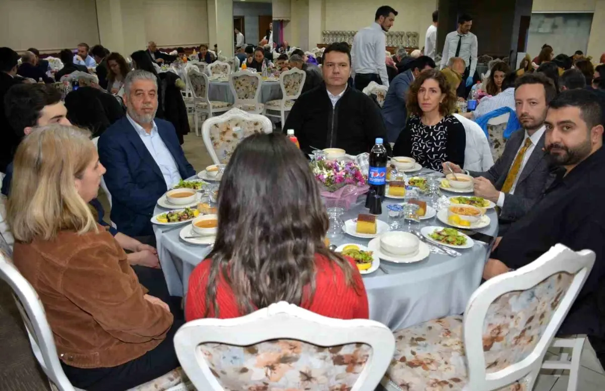 Depremzedeler iftar programında bir araya geldi