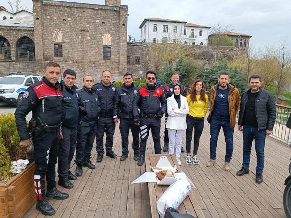 Diyarbakır\'da kavga ihbarına giden polislere meşaleli ve pastalı sürpriz (2)