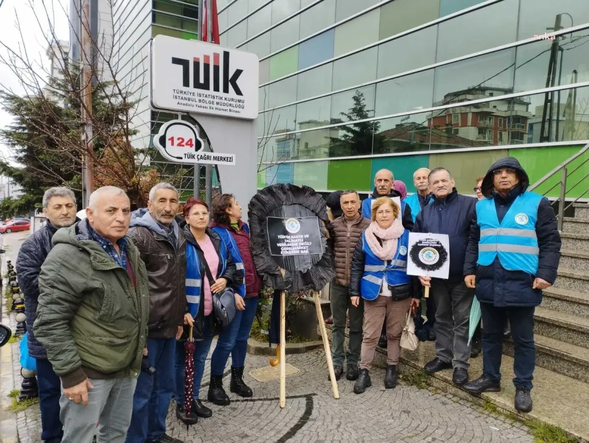 Emekliler İstanbul\'da Tüik Önüne Siyah Çelenk Bıraktı: "İnsan Onuruna Yaraşır Yaşam Hakkı Yoksa Oy Moy Yok"