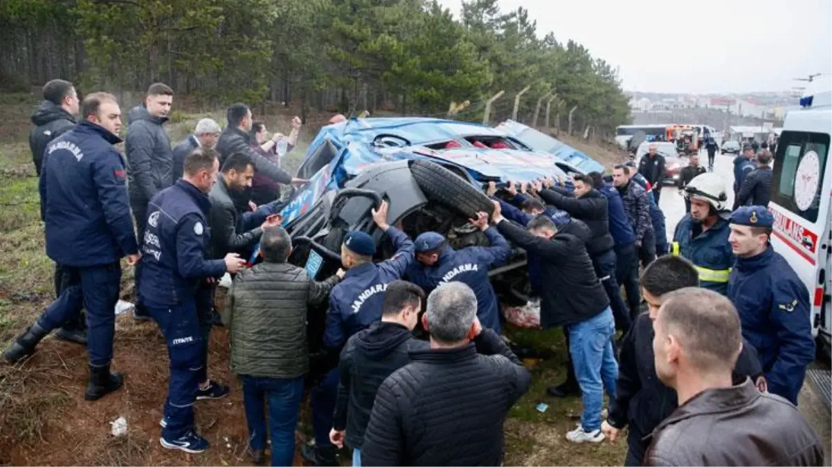 Eskişehir\'de zincirleme trafik kazasında 12\'si asker 14 kişi yaralandı