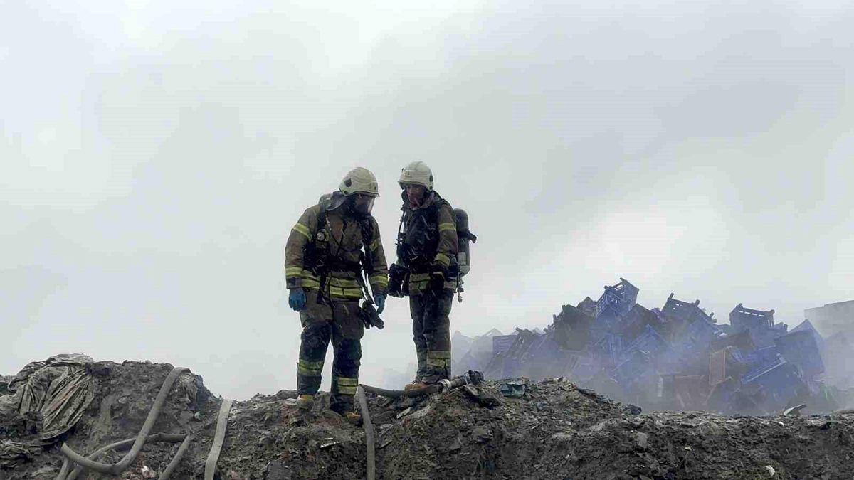 Eyüpsultan'da Yangın: Plastik Kasaların İstiflendiği Boş Arazi Alev Alev