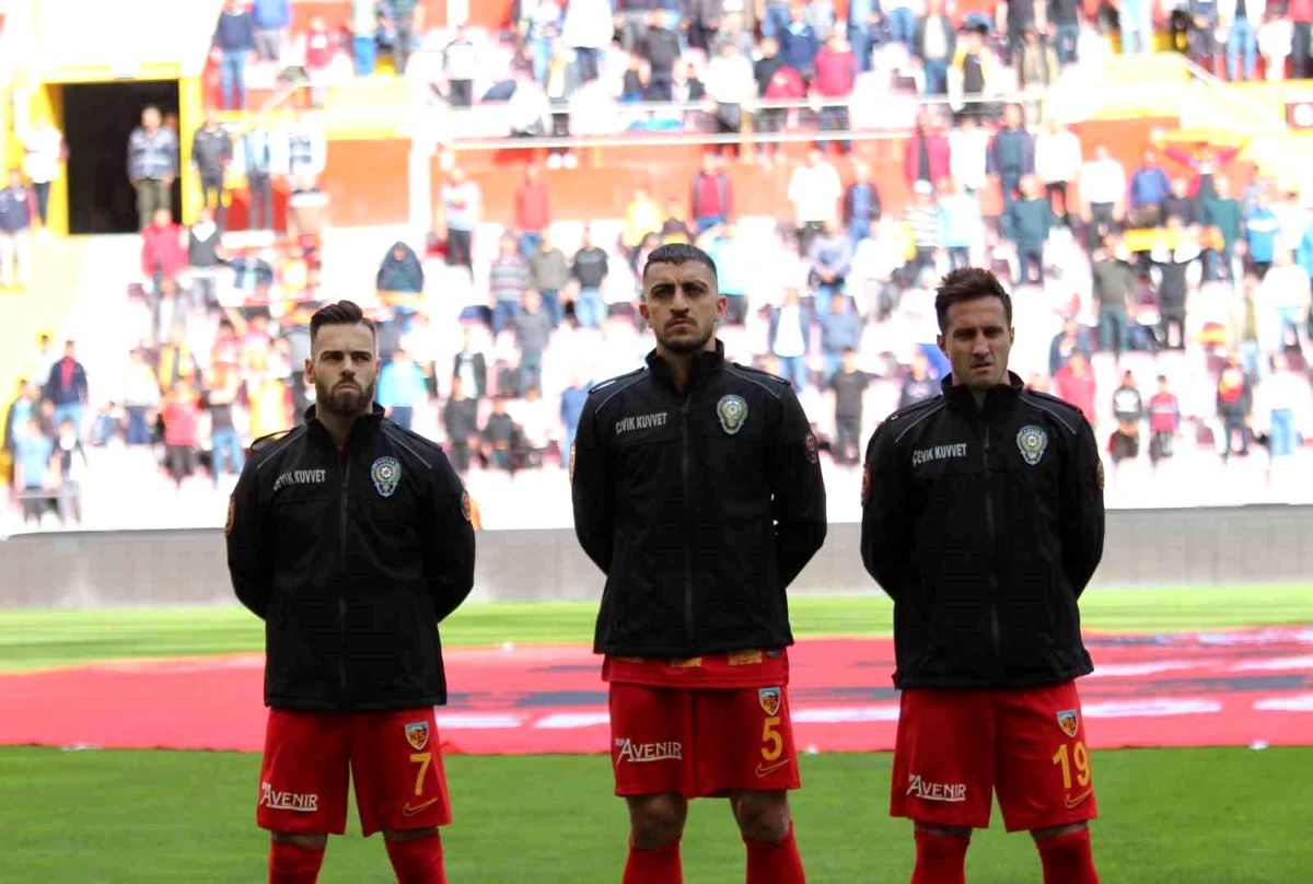 Kayserispor sahaya polis üniforması ile çıktı