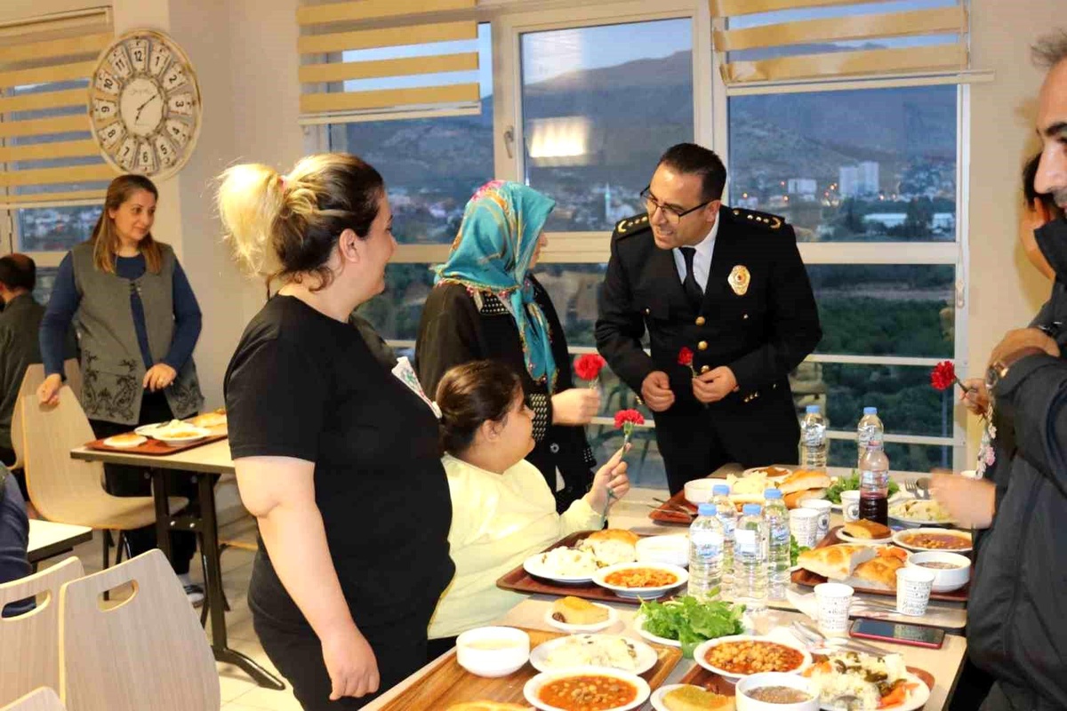 Kozan polisi depremzedeleri yalnız bırakmadı
