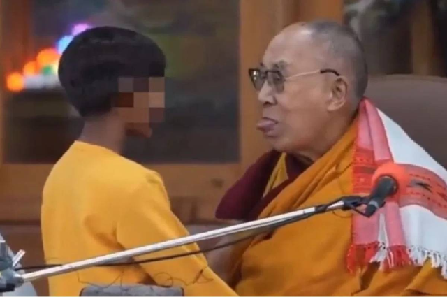 Küçük bir çocuğu dudağından öpüp 'Dilimi em' diyen Dalai Lama özür diledi: Şaka yaptım