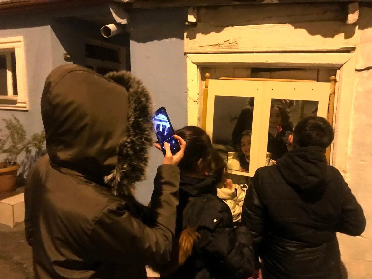 Mahalle arasındaki bir garip aynayı görenler hem şaşırıyor hem de bakmadan geçemiyorlar