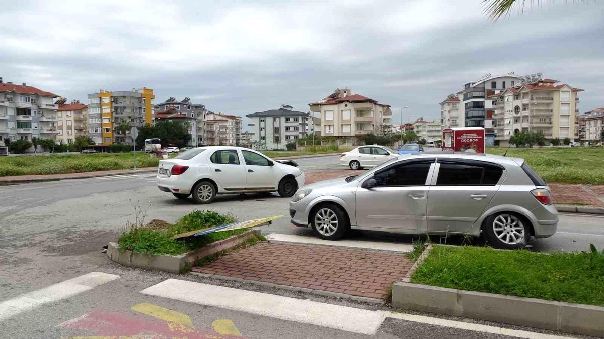 Manavgat\'ta 2 otomobil çarpıştı: 1 yaralı