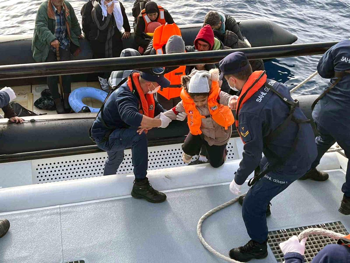 Datça\'da 31 düzensiz göçmen kurtarıldı