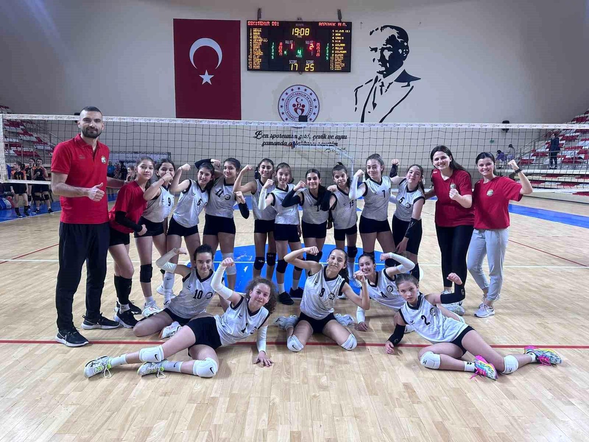 Midi Kız Voleybol Takımı ard arda 2. kez Türkiye\'nin en iyi 32 takımı arasında