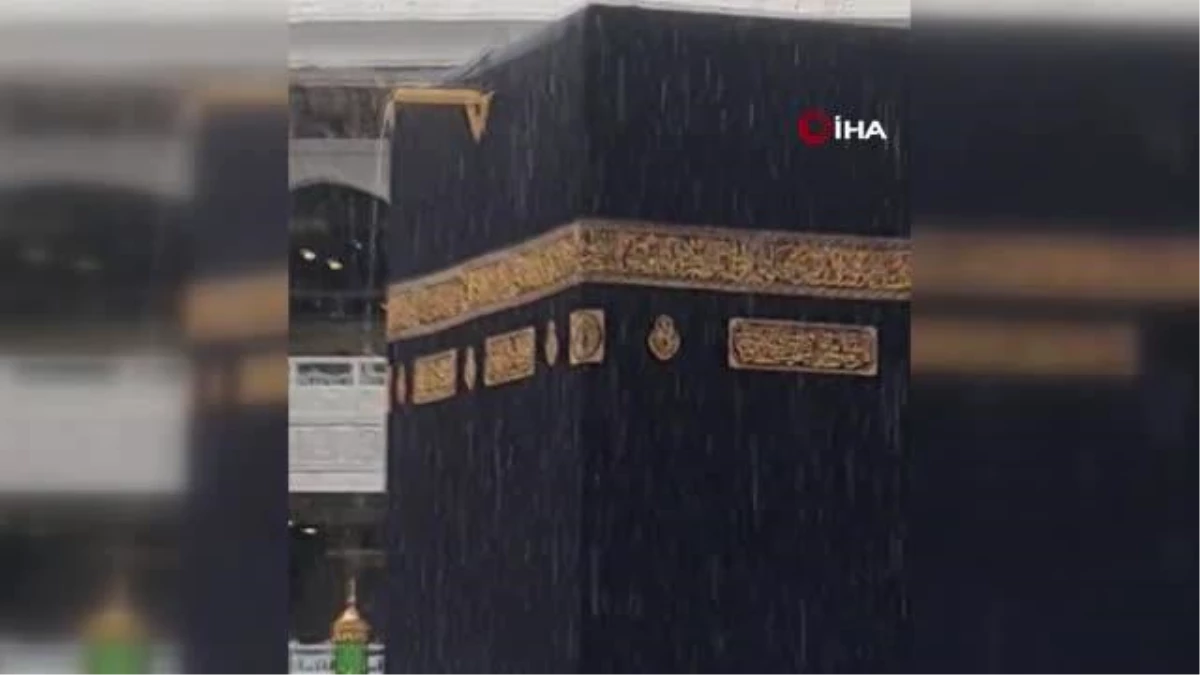 Müslümanlar yağmur altında Kabe\'yi tavaf etti