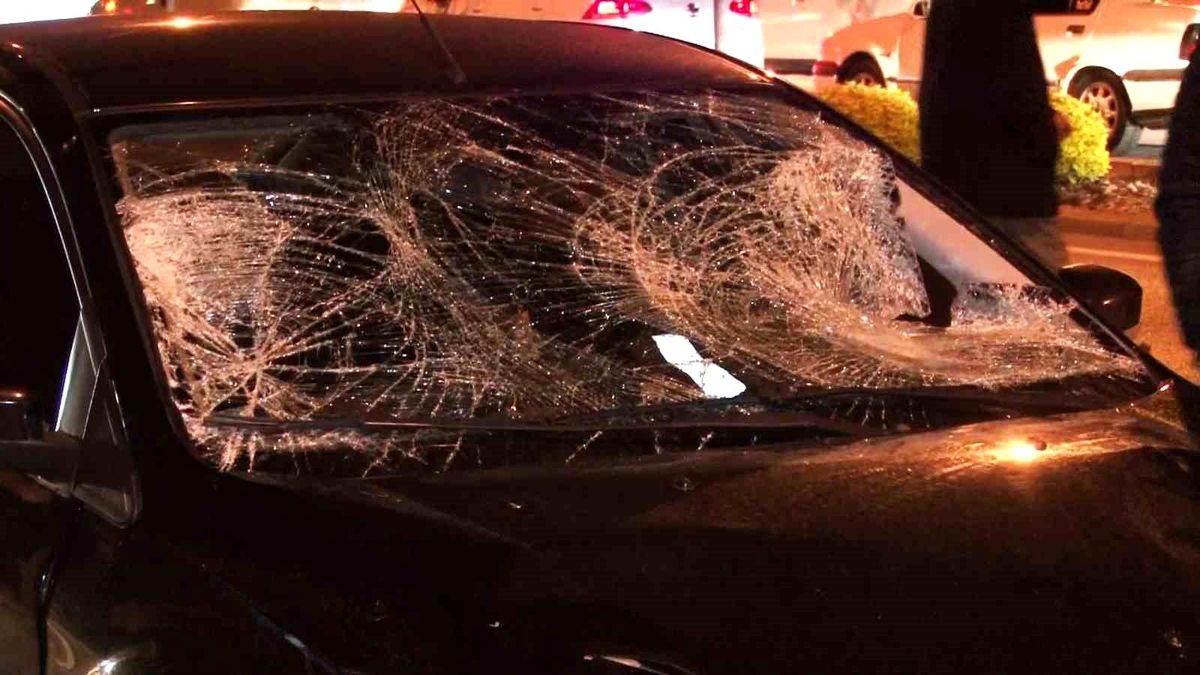 Otomobilin çarptığı 2 yaya ağır yaralandı