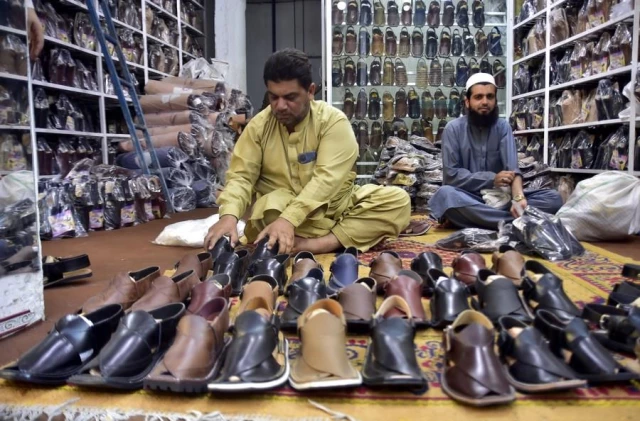 Pakistanlı Ayakkabı Ustaları, Bayram Öncesi Geleneksel Sandalet Yapımını Hızlandırdı