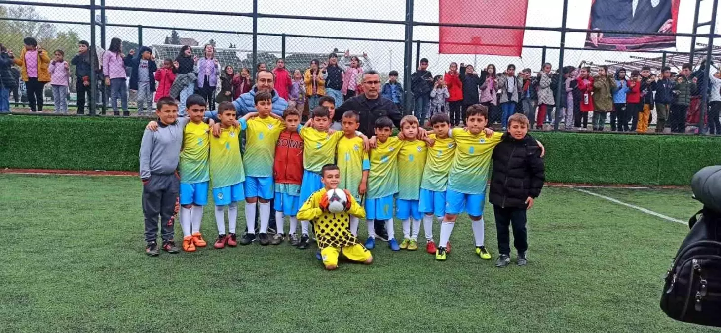 Sarıgöl\'de ilkokullar arası futbol turnuvasının şampiyonu Tırazlar oldu