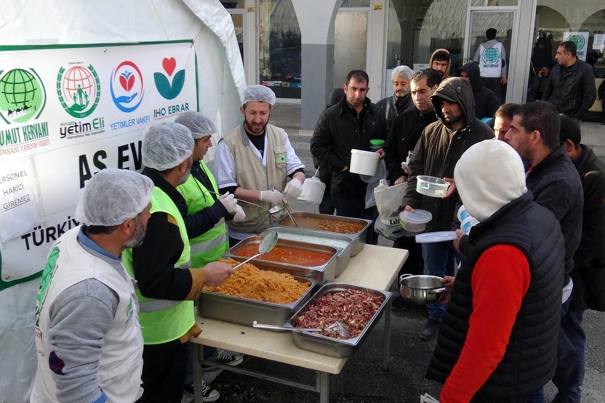 STK\'lardan Malatya\'da depremzedelere günlük iftar yemeği