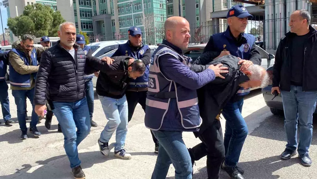 Tartışma sırasında polisi öldüren baba ve 4 oğlu adliyeye sevk edildi