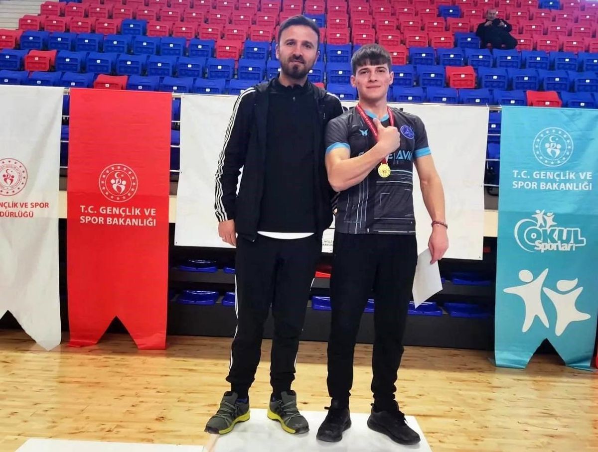 Türkiye bilek güreşi şampiyonu Bayburt'tan