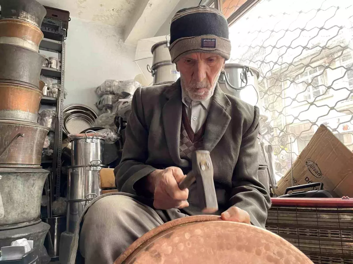 Yarım asırlık bakır ustası mesleğini oğlu ile yaşatıyor