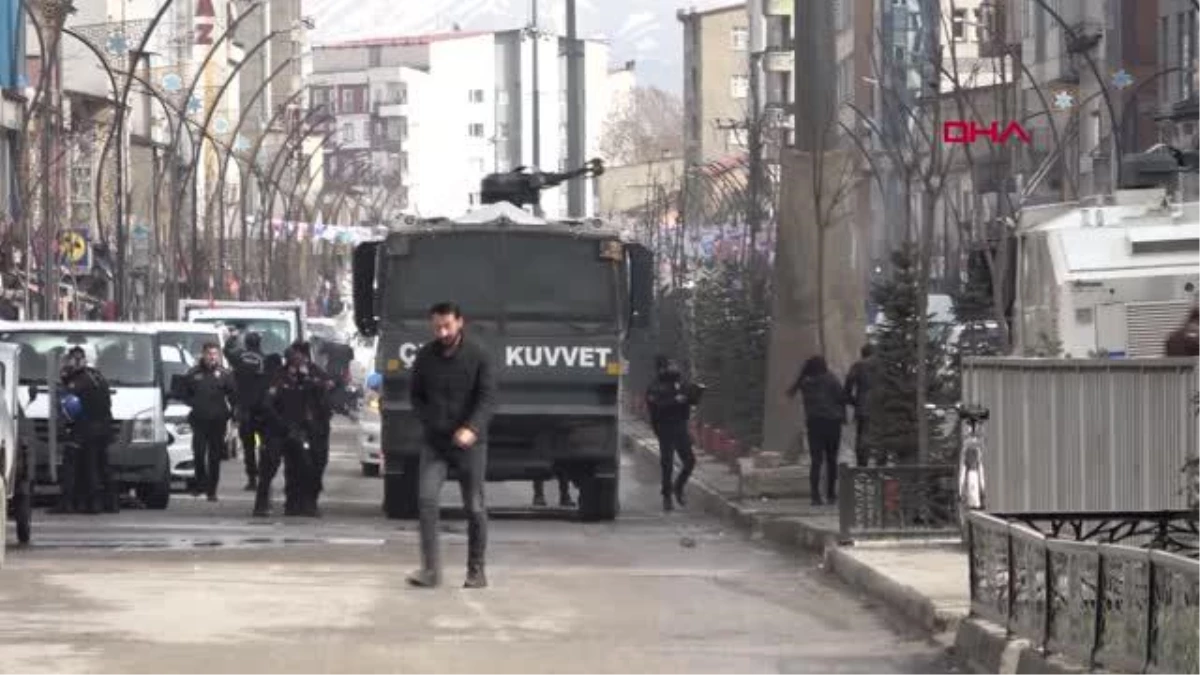 Yasa dışı slogan atan gruba polis müdahalesi