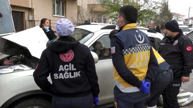2 araca çarpıp kendini cipine kilitledi 2 araca çarpıp kendini cipine kilitledi
