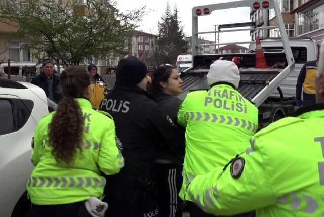 2 araca çarpıp kendini cipine kilitledi 2 araca çarpıp kendini cipine kilitledi