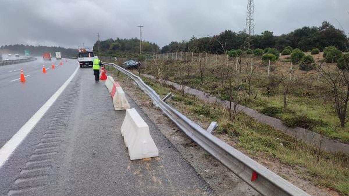 Arnavutköy\'de bariyerlere çarpan cip yol kenarına uçtu