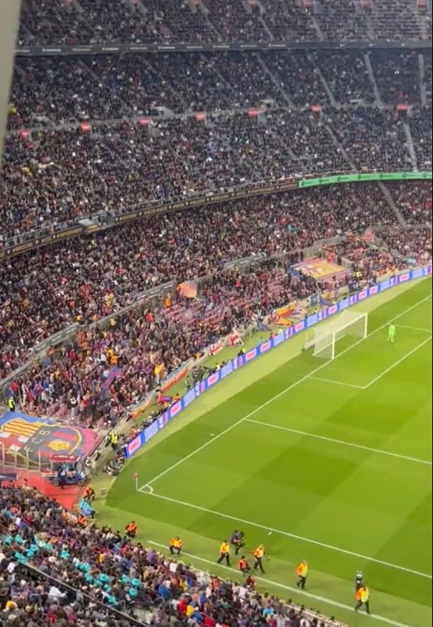 Barcelona tribünleri dakika 10'u gösterdiğinde hep bir ağızdan Messi tezahüratı yaptı
