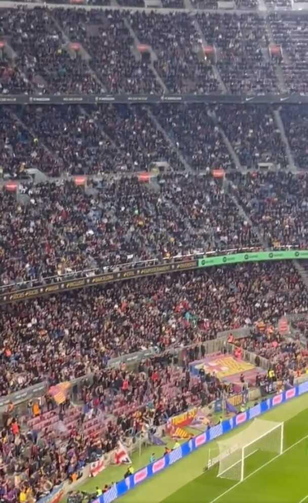 Barcelona tribünleri dakika 10'u gösterdiğinde hep bir ağızdan Messi tezahüratı yaptı