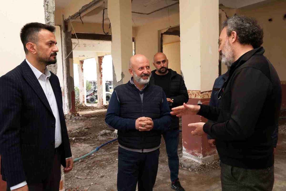 Başkan Çolakbayrakdar; "Merkez, yeni haliyle gençlerin yeni uğrak mekânı olacak"