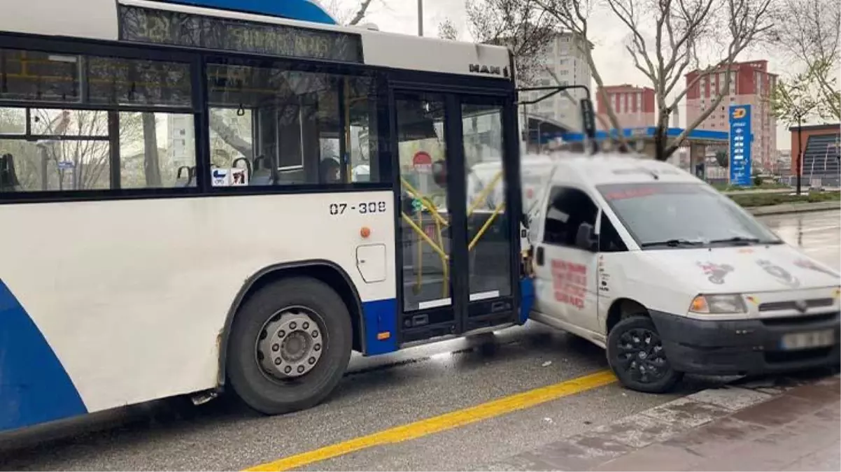 Yol tartışmasında gözü döndü! Otobüs şoförü önündeki aracı metrelerce sürükledi