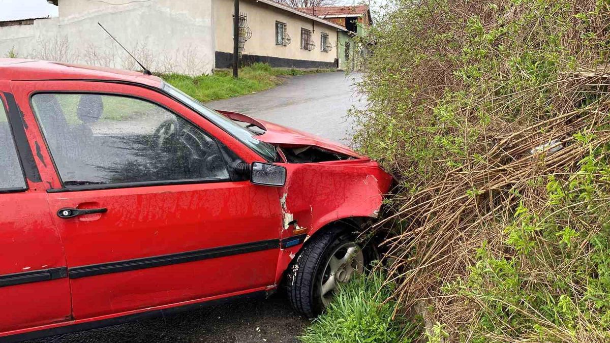Çaldığı otomobille polisten kaçarken kaza yaptı