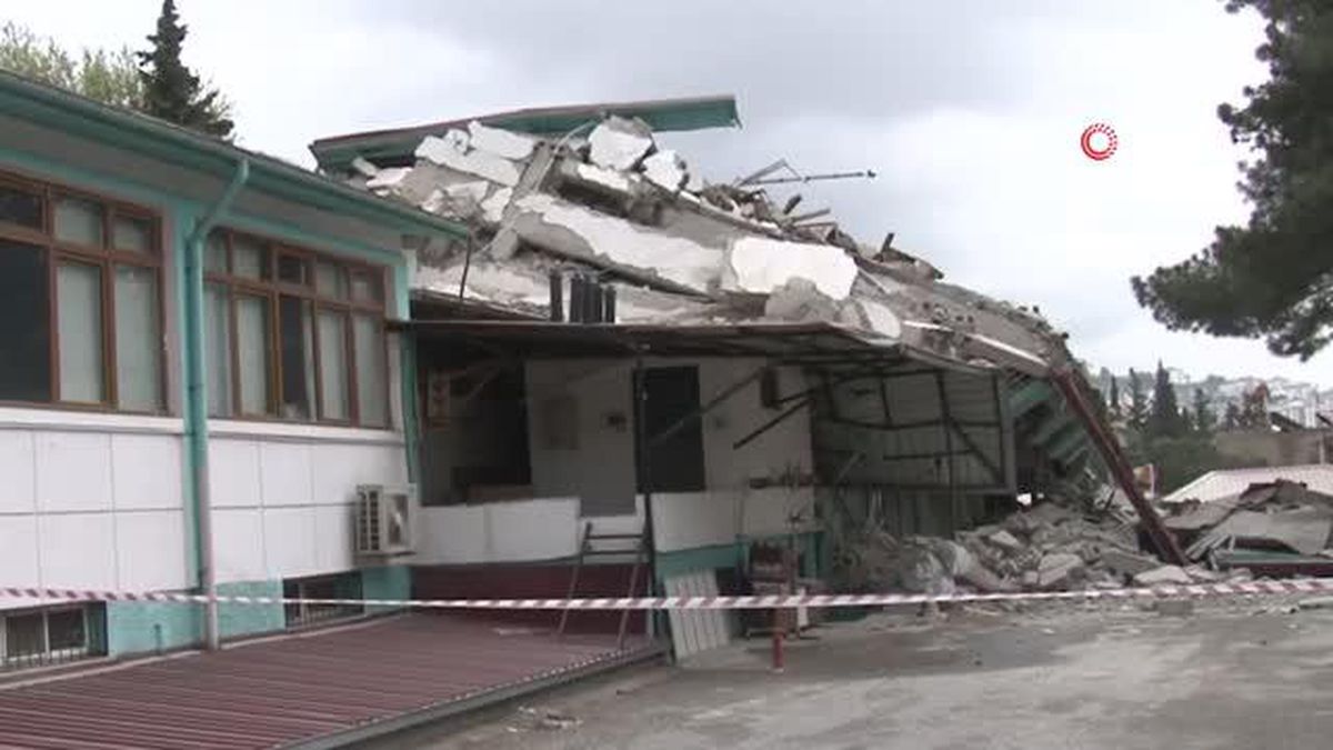 Depremde hasar alan Halk Sağlığı Birimi'ne ait 4 katlı bina çöktü