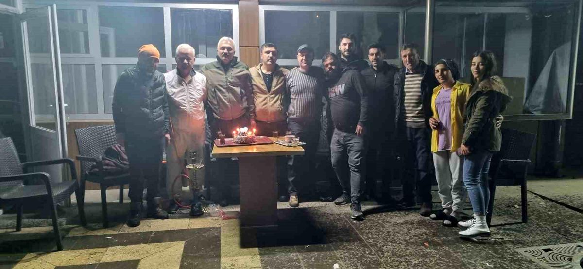 Depremzedelerden polislere pastalı sürpriz