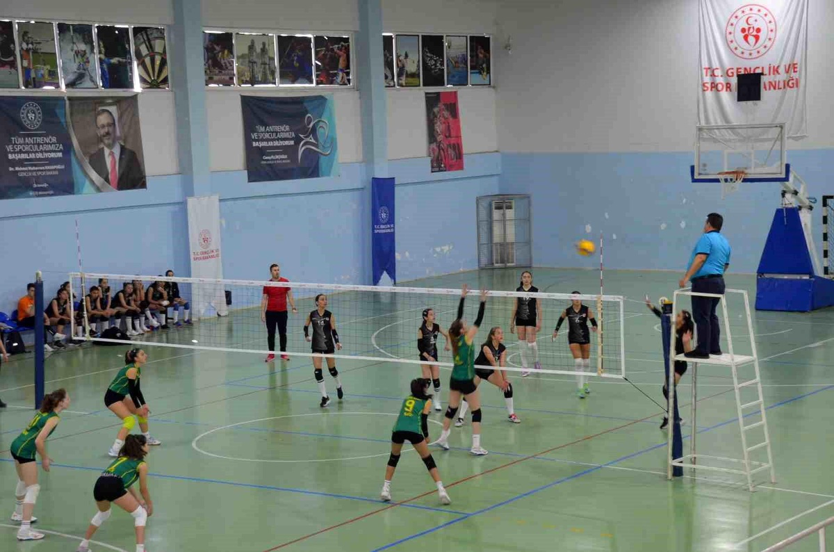 Didim\'de Midi Kızlar Voleybol müsabakalarında ilk iki bellirlendi