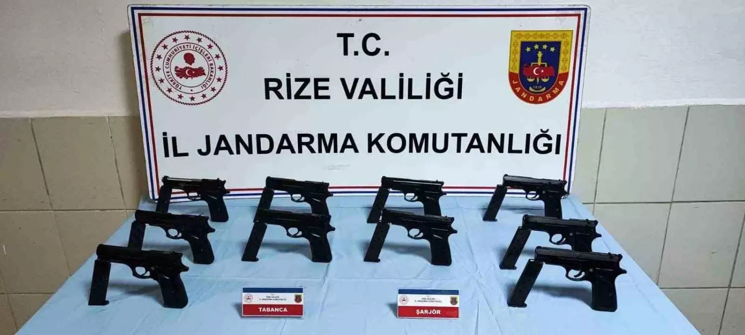 Durdurulan yolcu otobüsünden ruhsatsız tabanca yakalandı