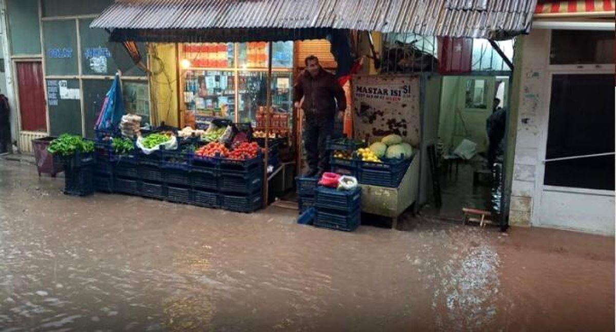 Elazığ\'da sağanak sonrası iş yerlerini su bastı, yollar zarar gördü