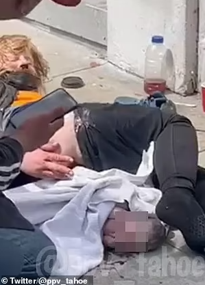 Evsiz kadın kaldırımda doğum yaptı! Vatandaş yerde ağlayan bebeğin ve annenin yardımına koştu