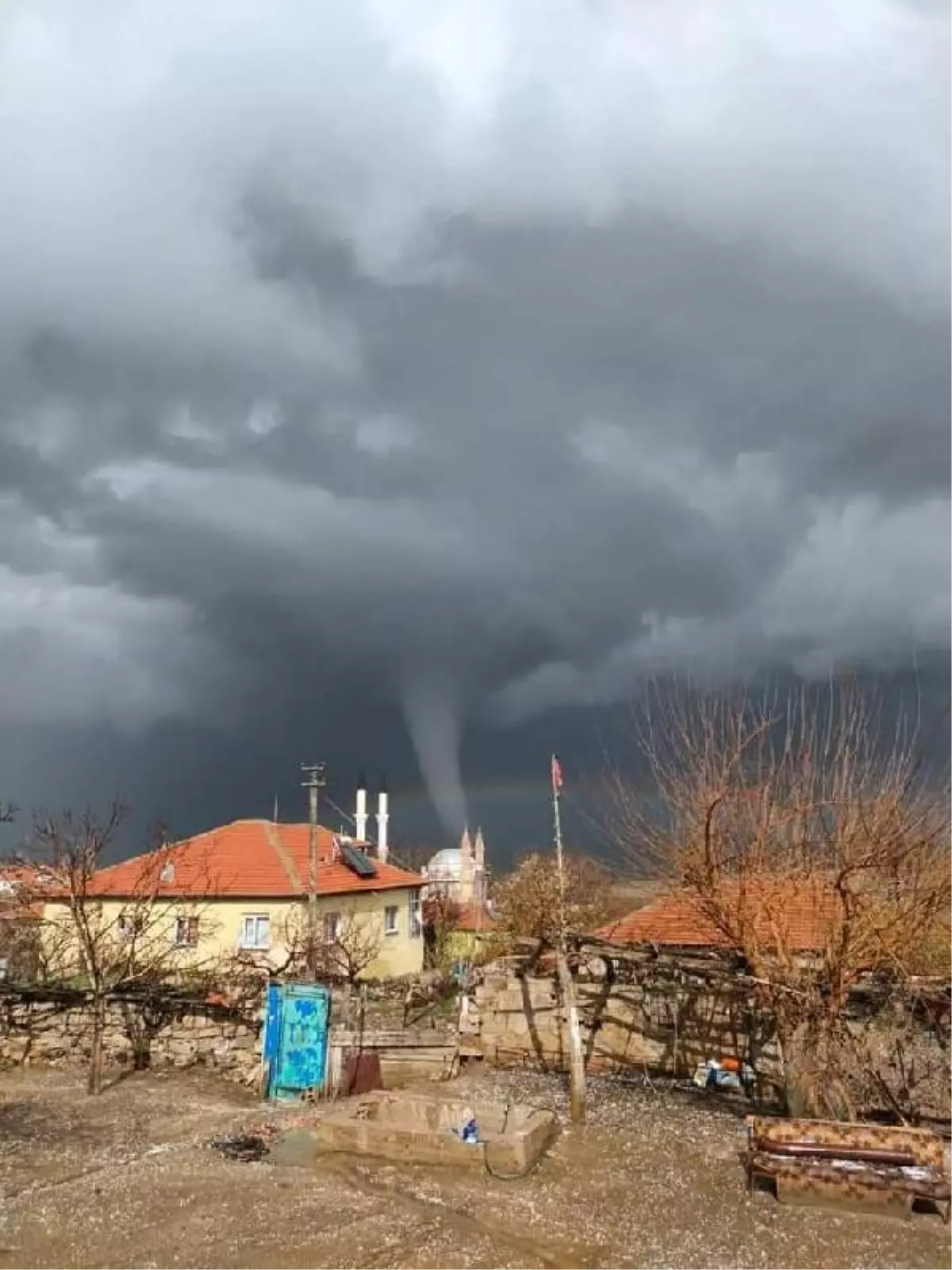 Fırtınada minarenin devrilme anı kamerada