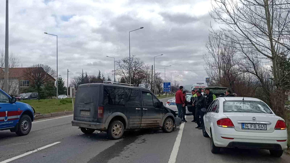 İki hafif ticari araç çarpıştı: 1 yaralı