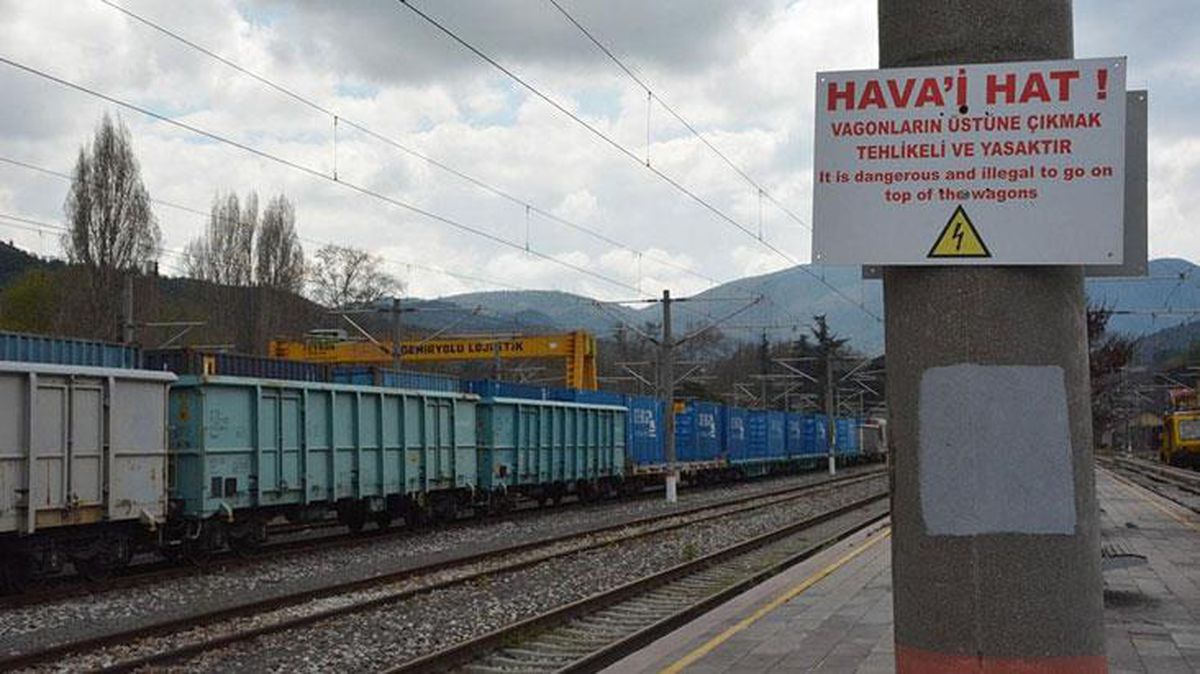 İki üniversiteli, vagon üzerinde video çekerken elektrik akımına kapılarak yaralandı