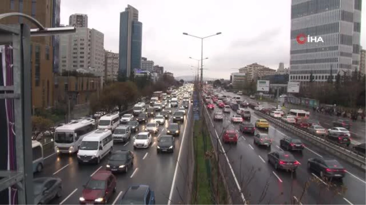 İstanbul Anadolu Yakası\'nda trafik yüzde 90\'a ulaştı: Trafik durma noktasına geldi