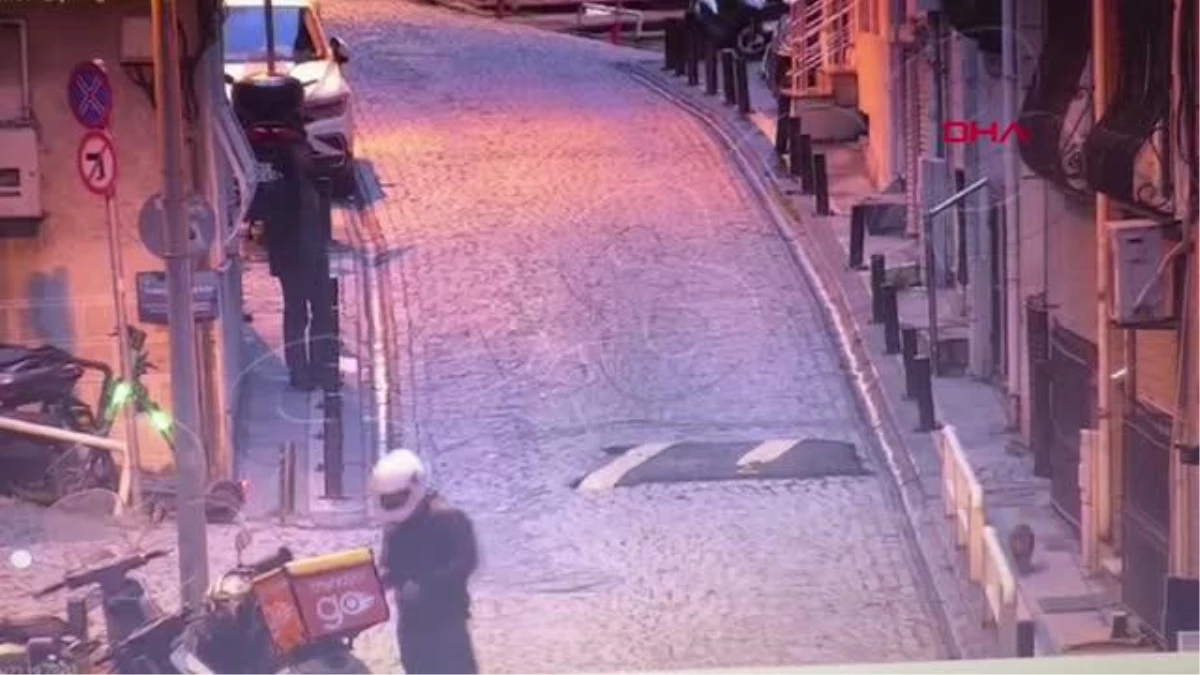 İSTANBUL'DA 4 EVİ SOYAN HIRSIZLAR YAKALANDI