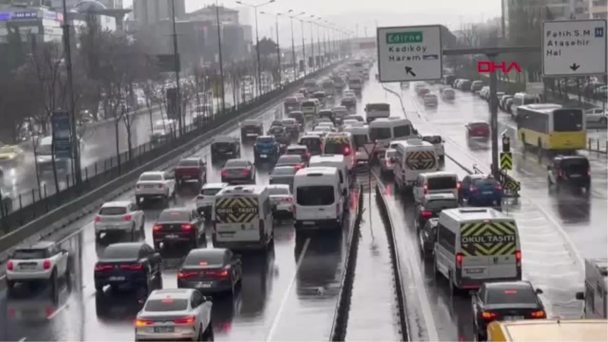 İSTANBUL\'DA TRAFİK YOĞUNLUĞU YÜZDE 87\'YE ULAŞTI