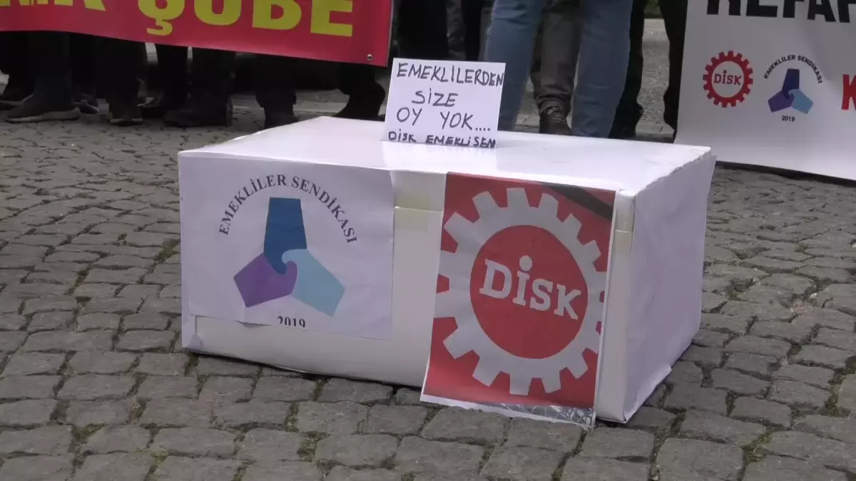 İzmir\'de Emekliler, Hükümeti Protesto Etti: "Patates, Soğan, Güle Güle Erdoğan"