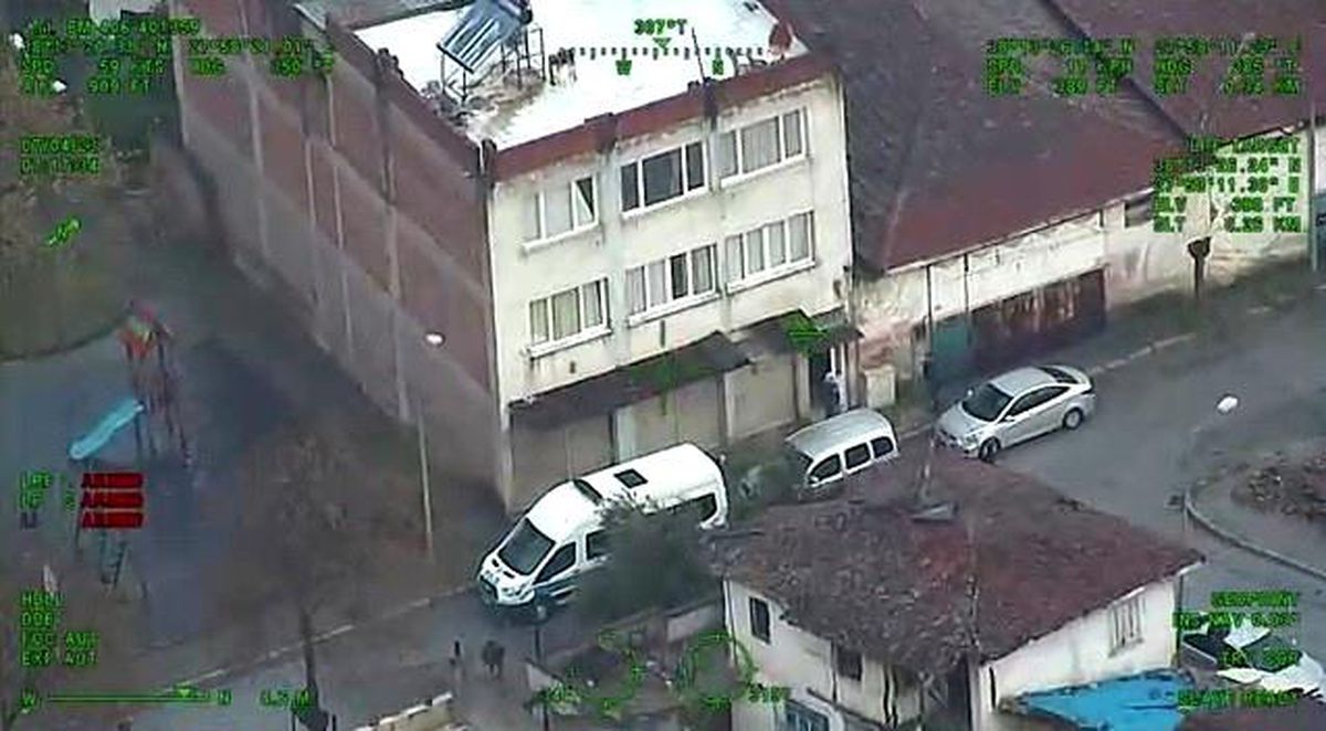 İzmir merkezli 4 ilde uyuşturucu tacirlerine şafak baskını kamerada