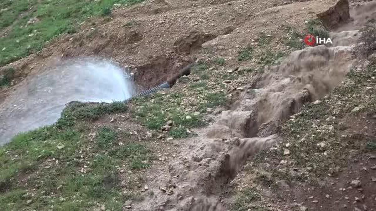 Kahramanmaraş'ta sağanak ve dolu yağışı...Yollar göle döndü, sürücüler zor anlar yaşadı