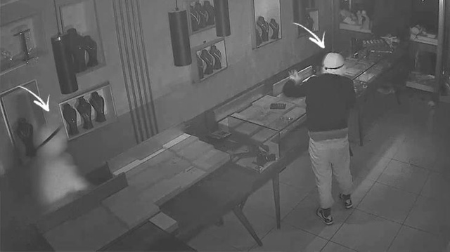Kepenk kilitlerini kırıp kuyumcuya giren hırsızlar, birkaç dakikada çuvalı altınla doldurup kaçtı Kepenk kilitlerini kırıp kuyumcuya giren hırsızlar, birkaç dakikada çuvalı altınla doldurup kaçtı
