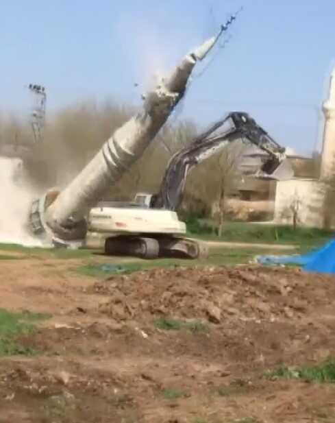 Kontrollü yıkımı yapılan minare kepçenin üzerine devrildi! Operatör feci şekilde can verdi Kontrollü yıkımı yapılan minare kepçenin üzerine devrildi! Operatör feci şekilde can verdi